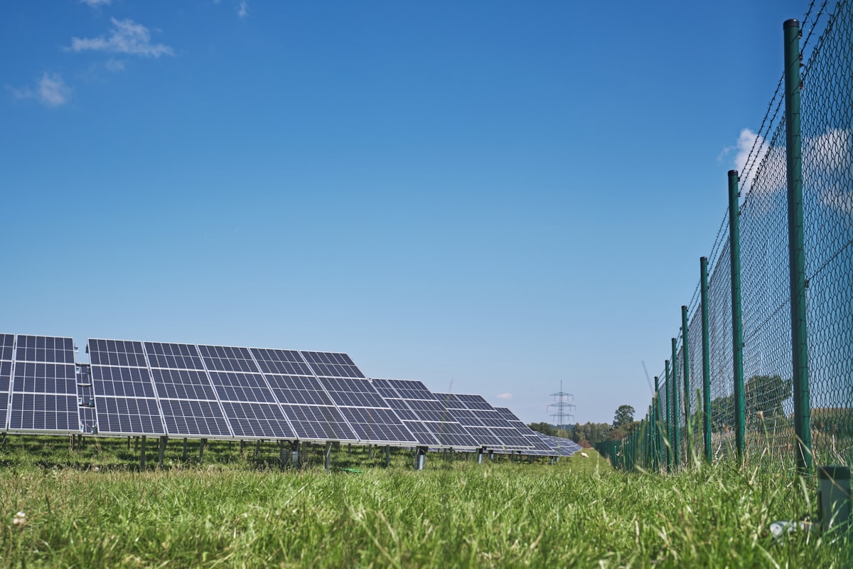 Arazi tipi güneş enerji santrali kurulumu