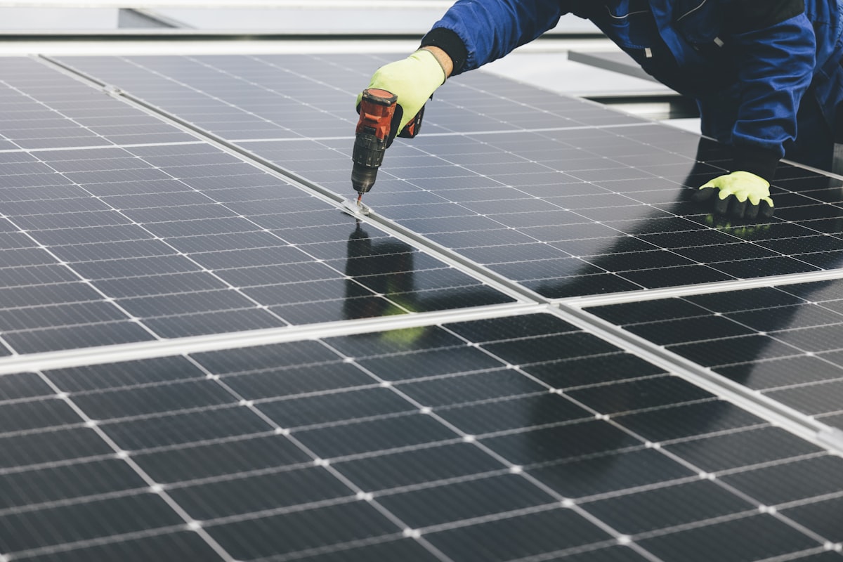 SolarVita Enerji teknik ekibi güneş paneli montaj çalışması